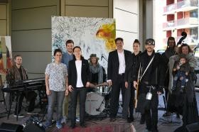 Im Bild: die Veranstalter/innen des Branchentreffens, Erster Bürgermeister Jürgen Odszuck und das Team um Dominik Baer. (Foto: Felix Huth) Im Bild: die Veranstalter/innen des Branchentreffens, Erster Bürgermeister Jürgen Odszuck und das Team um Dominik Baer. (Foto: Felix Huth)