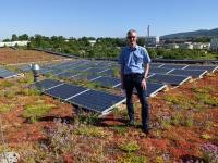 Frank Karlein, Abteilungskommandant Freiwillige Feuerwehr Wieblingen, auf dem begrünten Dach des Feuerwehrhauses mit Photovoltaikelementen. (Foto: Stadt Heidelberg) Frank Karlein, Abteilungskommandant Freiwillige Feuerwehr Wieblingen steht auf dem begrünten Dach des Feuerwehrhauses mit Photovoltaikelementen.