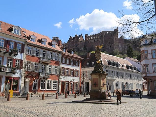 View of the castle from the Kornmarkt (Photo: Pellner/ Stadt Heidelberg) View of the castle from the Kornmarkt (Photo: Pellner/ Stadt Heidelberg)