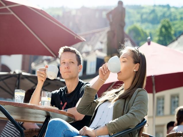 Relaxing in a coffee shop in the Old Town (Photo: Schwerdt/ Heidelberg Marketing) Relaxing in a coffee shop in the Old Town (Photo: Schwerdt/ Heidelberg Marketing)