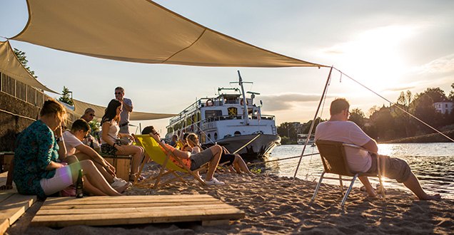 People relaxing on the Neckarlauer (Photo: Dittmer) People relaxing on the Neckarlauer (Photo: Dittmer)