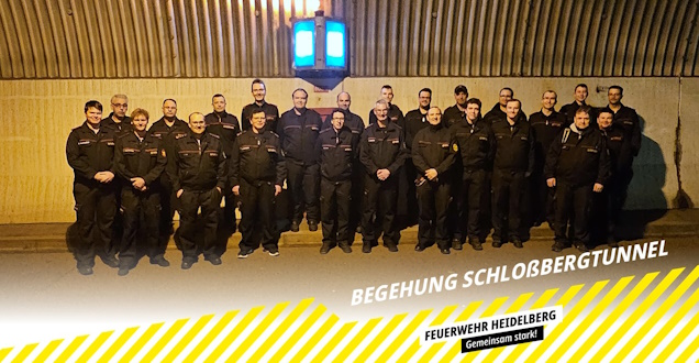 Gruppenbild der Teilnehmer im Tunnel