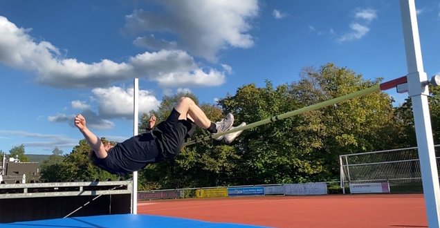 Ein Mitarbeiter der Berufsfeuerwehr beim Hochsprung