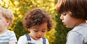 Kindergruppe beim Spielen (Foto: Envato/ Stadt Heidelberg) Kindergruppe beim Spielen
