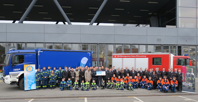 Nicht nur bei den Kindern und Jugendlichen der Feuerwehr und des Technischen Hilfswerks war die Freude über die großzügige Spende des Industriekreises Heidelberg groß. Gruppenfoto der Feuerwehr vor Mannschaftswagen