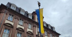 The Ukrainian flag flies in front of the Heidelberg city hall (Photo: Stadt Heidelberg). The Ukrainian flag flies in front of the Heidelberg city hall (Photo: Stadt Heidelberg).