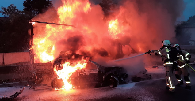 PKW-Brand (Foto: Feuerwehr Heidelberg) Brennende PKW werden gelöscht