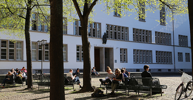 Students in front of the university (Photo: City of Heidelberg) Students in front of the university (Photo: City of Heidelberg)
