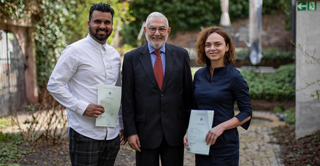 Two new citizens with deputy mayor Wolfgang Erichson (Photo: Dittmer) Two new citizens with deputy mayor Wolfgang Erichson