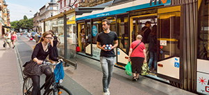 Pedestrian, cyclist and tram at the Brückenstraße stop in Heidelberg. (Photo: Diemer)