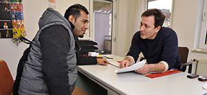 An official giving advice to a new arrival (Photo: Dorn)