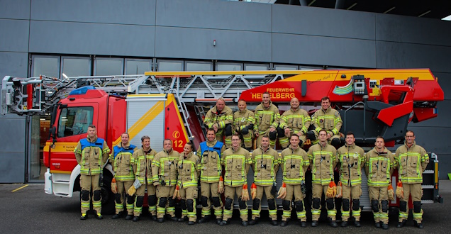 Gruppenaufnahme der Wachabteilung 3 Gruppenaufnahme der Wachabteilung 3 vor einer Drehleiter