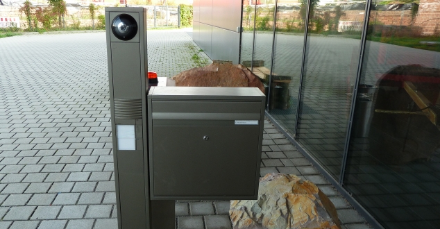 Eingangsbereich Feuerwache (Foto: Feuerwehr Heidelberg) Briefkasten und Klingelanlage der Feuerwehr Heidelberg