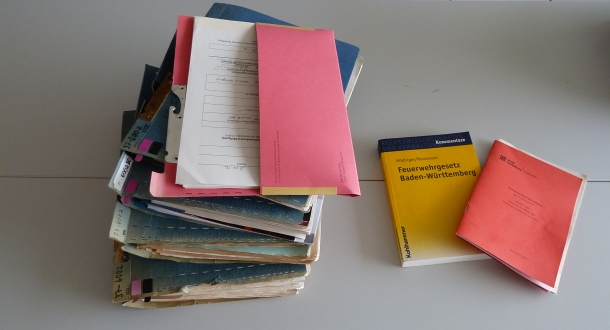 Verwaltung Feuerwehr Heidelberg (Foto: Feuerwehr Heidelberg) Akten und Gesetzestexte sind das Handwerkezug der Verwaltung