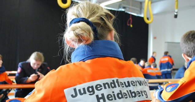 Auf dem Rücken einer Jacke ist der Schriftzug Jugendfeuerwehr Heidelberg zu lesen