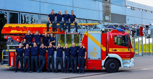 Gruppenaufnahme der Wachabteilung 2 (Foto: Feuerwehr Heidelberg) Gruppenaufnahme der Wachabteilung 2 vor einer Drehleiter